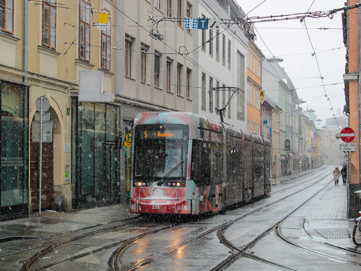Graz. Den 1. Schnee im Jahr 2023 gab es am 22.01.: Hier fährt die Variobahn 226 der Graz Linien bei starkem Schneetreiben durch die Jakoministraße.