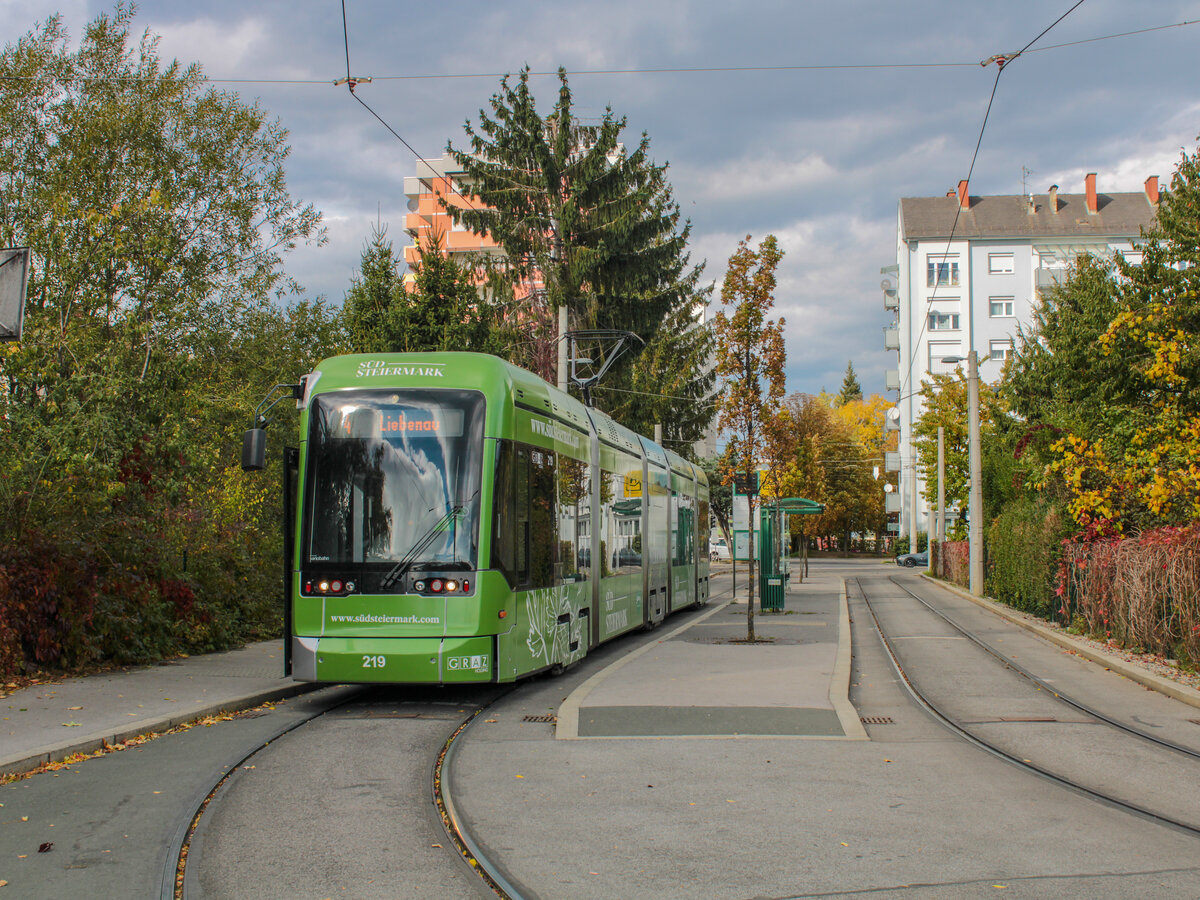 Graz. Den 21.10.2021 nutzte ich für einige Paarfotos in der Schleife Laudongasse, da diese nur wenige Monate danach nicht mehr von Plankursen befahren werden wird. Das Foto zeigt die Variobahn 219.
