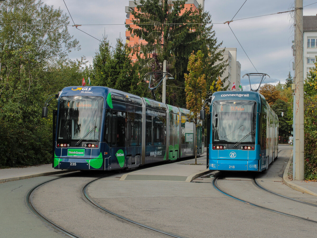 Graz. Den 30.09.2021 nutzte ich für einige Paarfotos in der Schleife Laudongasse, da diese nur wenige Monate danach nicht mehr von Plankursen befahren werden wird. Das Foto zeigt die beiden Variobahnen 218 und 235.