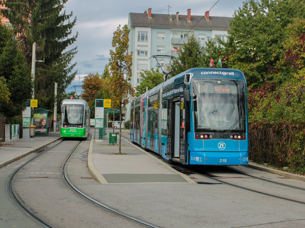 Graz. Den 30.09.2021 nutzte ich für einige Paarfotos in der Schleife Laudongasse, da diese nur wenige Monate danach nicht mehr von Plankursen befahren werden wird. Das Foto zeigt die  Variobahn 218.