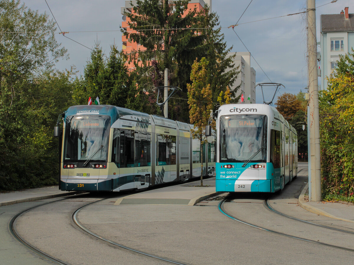 Graz. Den 30.09.2021 nutzte ich für einige Paarfotos in der Schleife Laudongasse, da diese nur wenige Monate danach nicht mehr von Plankursen befahren werden wird. Das Foto zeigt die beiden Variobahnen 231 und 242.