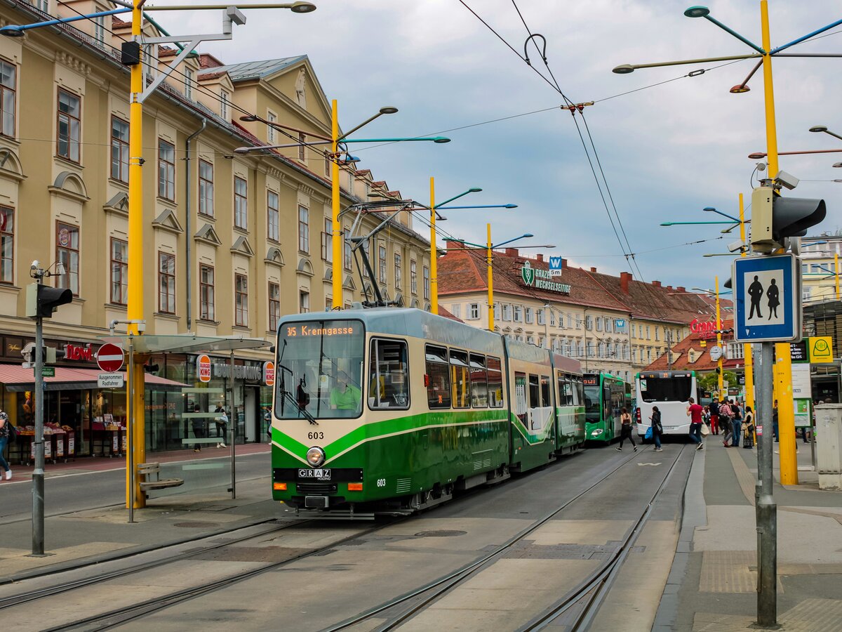 Graz. Den ganzen Sommer 2022 lang, werden aufgrund einer Gleisbaustelle am Streckenast nach Andritz die Linien 3 und 5 durch die Linie 3/5 ersetzt. Am 13.05.2022 konnte ich einen Kurs dieser Linie am Jakominiplatz fotografieren, geführt durch TW 603.