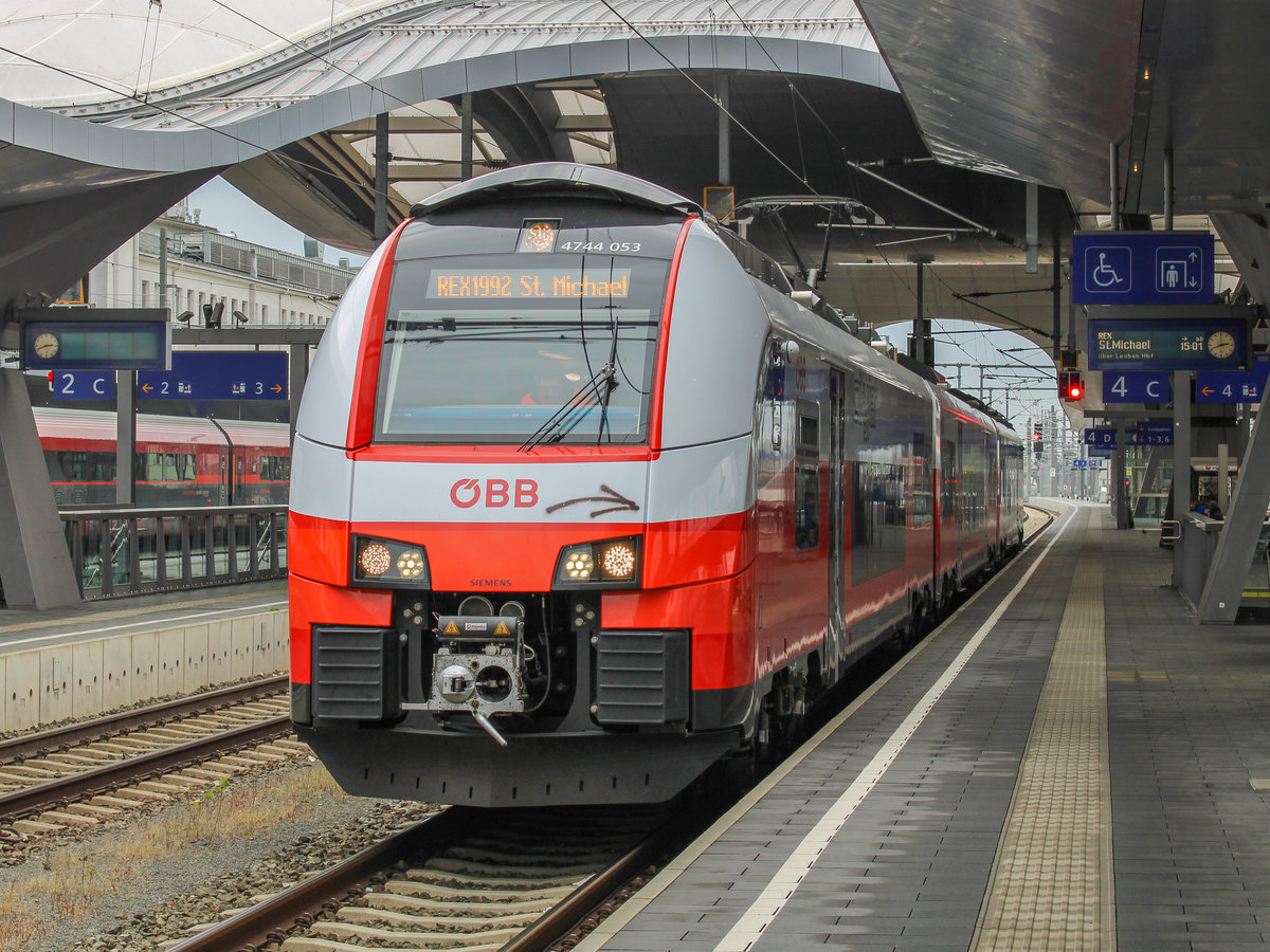 Graz. Der 4744 053 fuhr am 24.10.2020 als REX 1992 von Graz nach St. Michael, hier in Graz Hauptbahnhof.