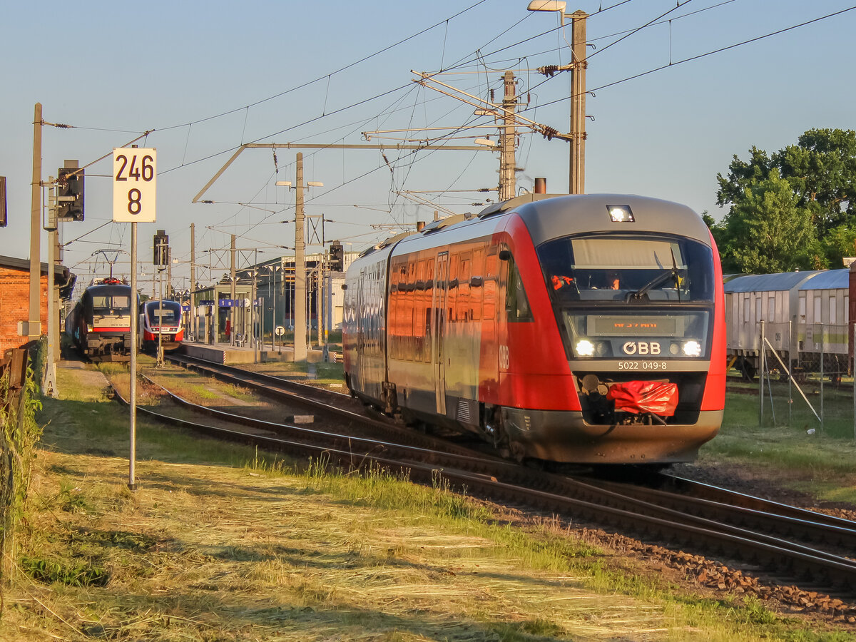 Graz. Der 5022 049 der ÖBB fährt hier am Abend des 16.06.2021 als S3 nach Graz Hauptbahnhof, aufgenommen bei der Ausfahrt aus dem Grazer Ostbahnhof.