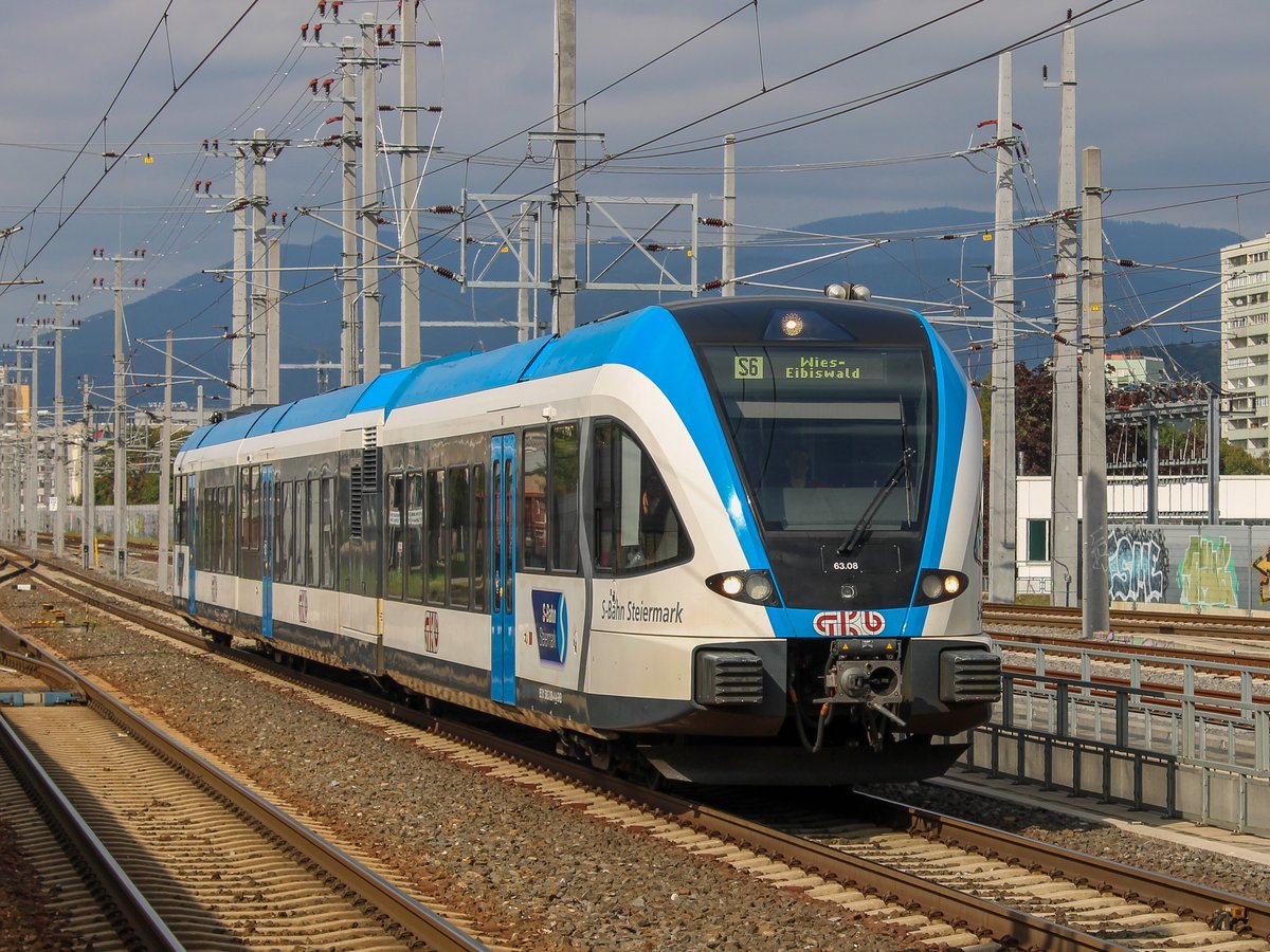 Graz. Der  Blaue GTW  aka TW 63.08 der GKB fuhr am 18.09.2020 als S6 nach Wies Eibiswald, hier in Graz Don Bosco.