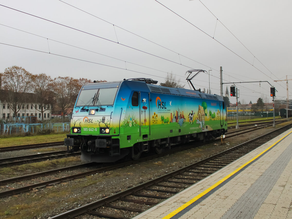 Graz. Der EcoRider alias die 185 642 von HSL stand am 03.12.2022 im Grazer Ostbahnhof.
