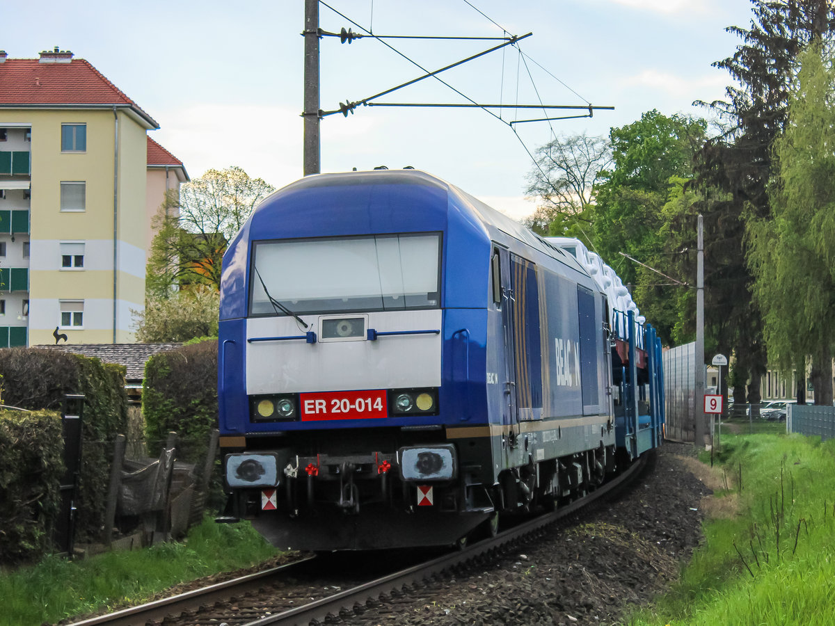 Graz. Der ER 20-014 hängt am 30.04.2021 am Zugschluss des Mercedes G-Klasse-Zuges von Graz Ostbahnhof nach Bremerhaven Kaiserhafen, hier beim Styria Media Center Graz.