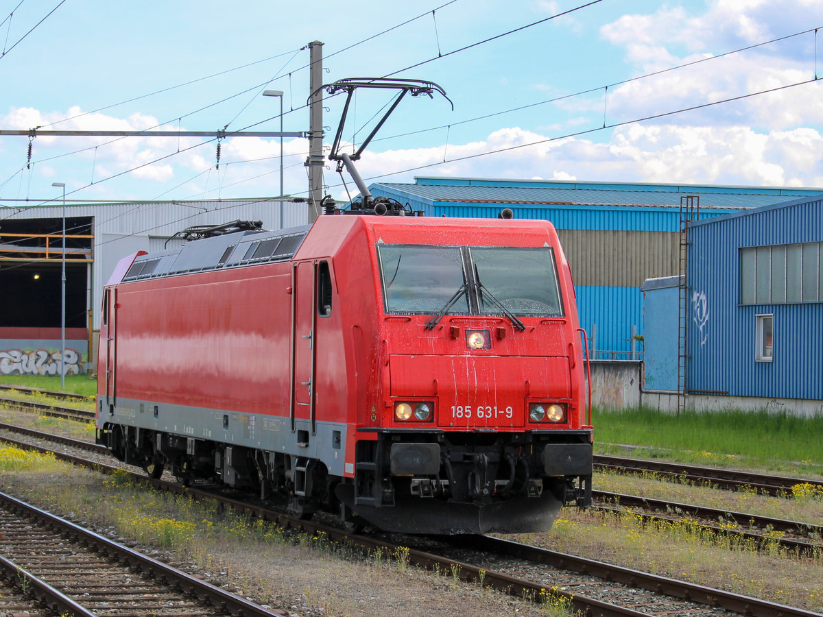 Graz. Der frisch gewaschene 185 631 wartet hier im Grazer Ostbahnhof, um sich vor den Mercedeszug nach Bremerhaven zu spannen. 