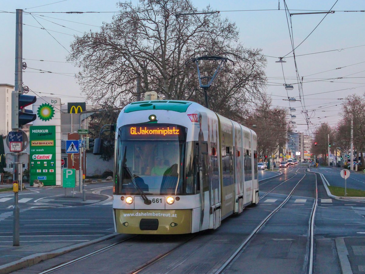 Graz. Der letzte Kurs der Linie 4 am 10.04.2021 fährt hier von Liebenau/Murpark zum Jakominiplatz und dann weiter zur Remise Alte Poststraße, abgelichtet kurz vor der Haltestelle Fröhlichgassse/Messe.