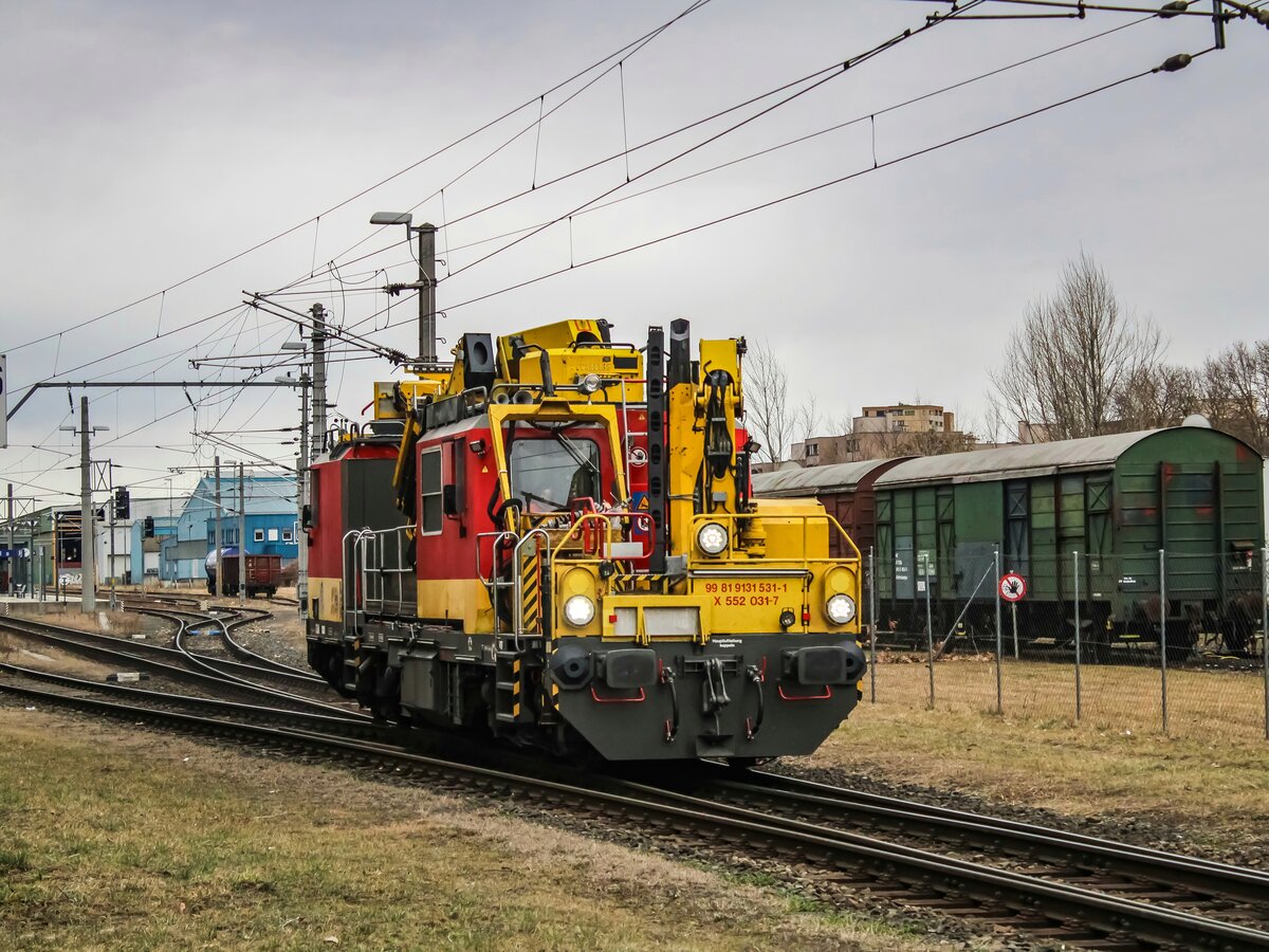 Graz. Der Motorturmwagen 9131 531 kam am 21.02.2022 zum Grazer Ostbahnhof für Arbeiten an der Oberleitung, hier ist der Zug wieder auf der Rückfahrt Richtung Graz Hauptbahnhof.