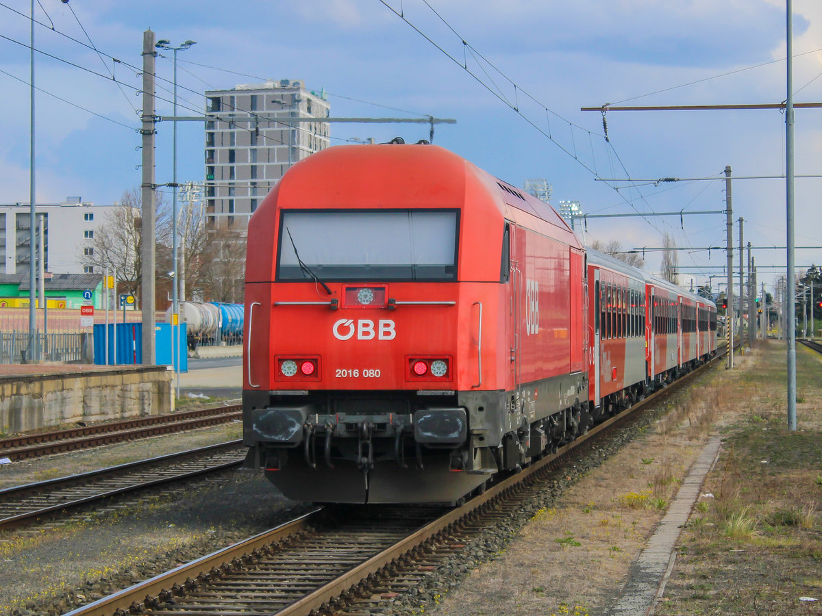Graz. Der ÖBB 2016 080 hängt am 14.04.2021 am Zugschluss eines Regionalexpress nach Fehring, hier bei der Ausfahrt aus dem Bahnhof Graz Ostbahnhof-Messe.