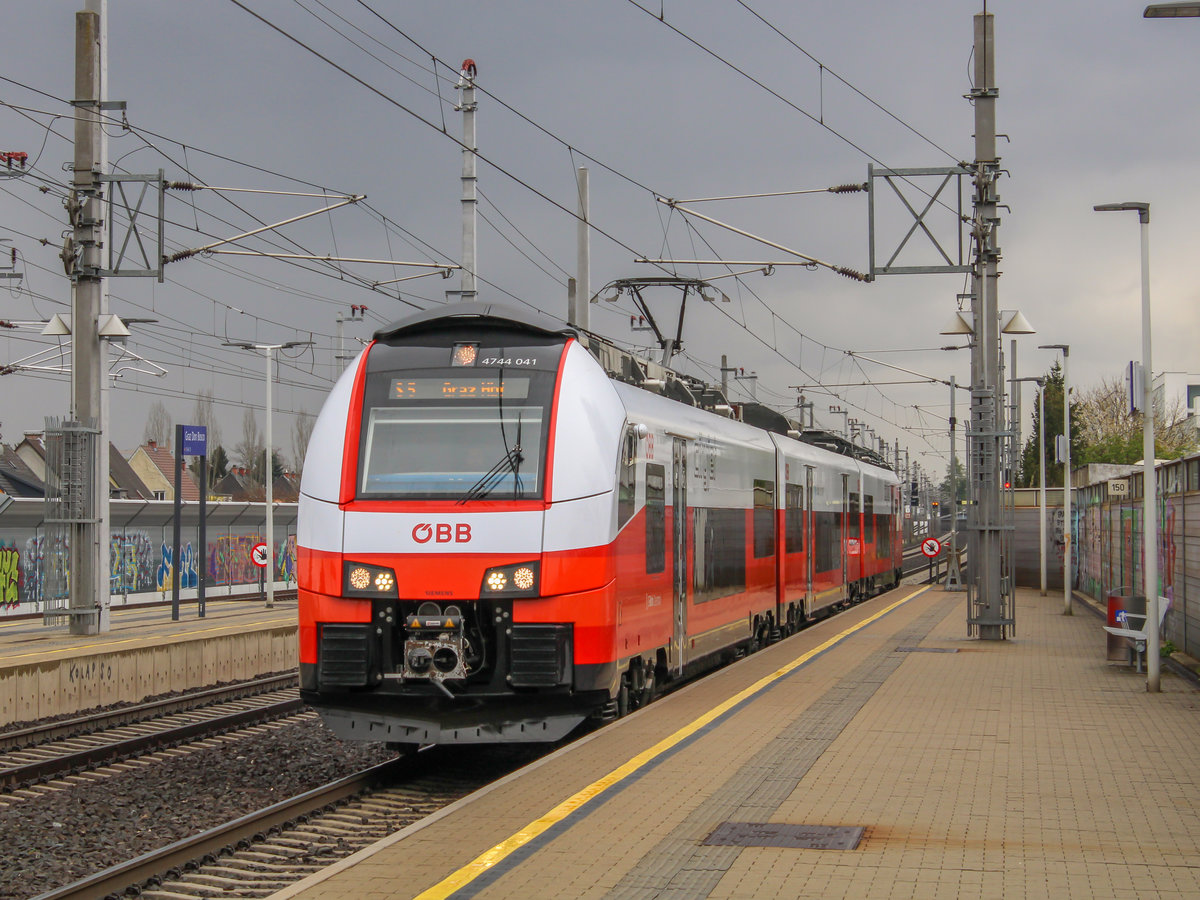 Graz. Der ÖBB 4744 041 fährt hier am 19.04.2021 als S5 in den Bahnhof Graz Don Bosco ein.