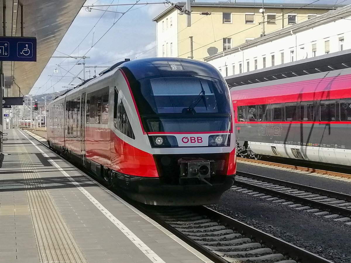 Graz. Der ÖBB 5022 059, welcher zuvor von einem Abstellgleis
nördlich des Hauptbahnhofes kam, wartet hier auf die S3,
welche aus Fehring kommt, um in ca. 15 Minuten wieder nach
Fehring zurückzukehren. 