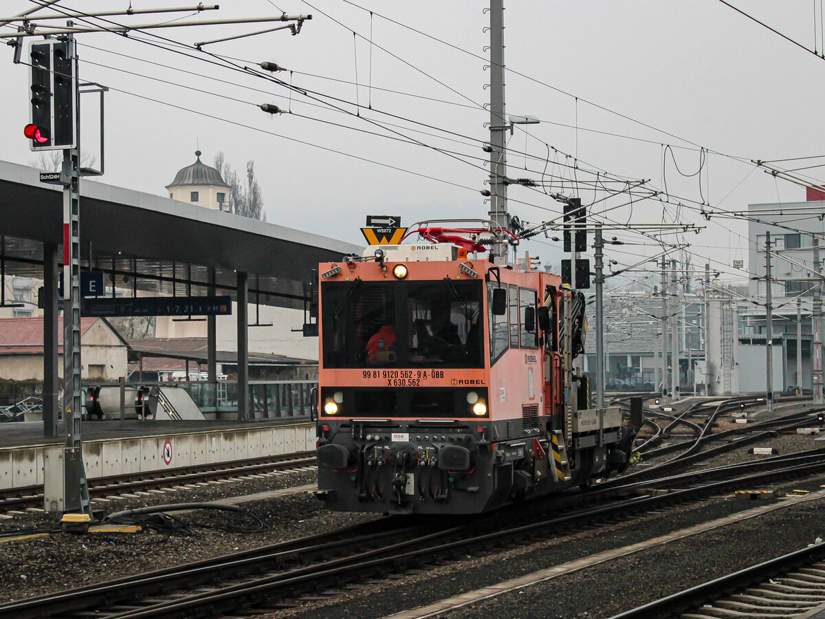Graz. Der ÖBB Robel 9120 562 fuhr am Vormittag des 16.12.2022 durch den Grazer Hauptbahnhof.