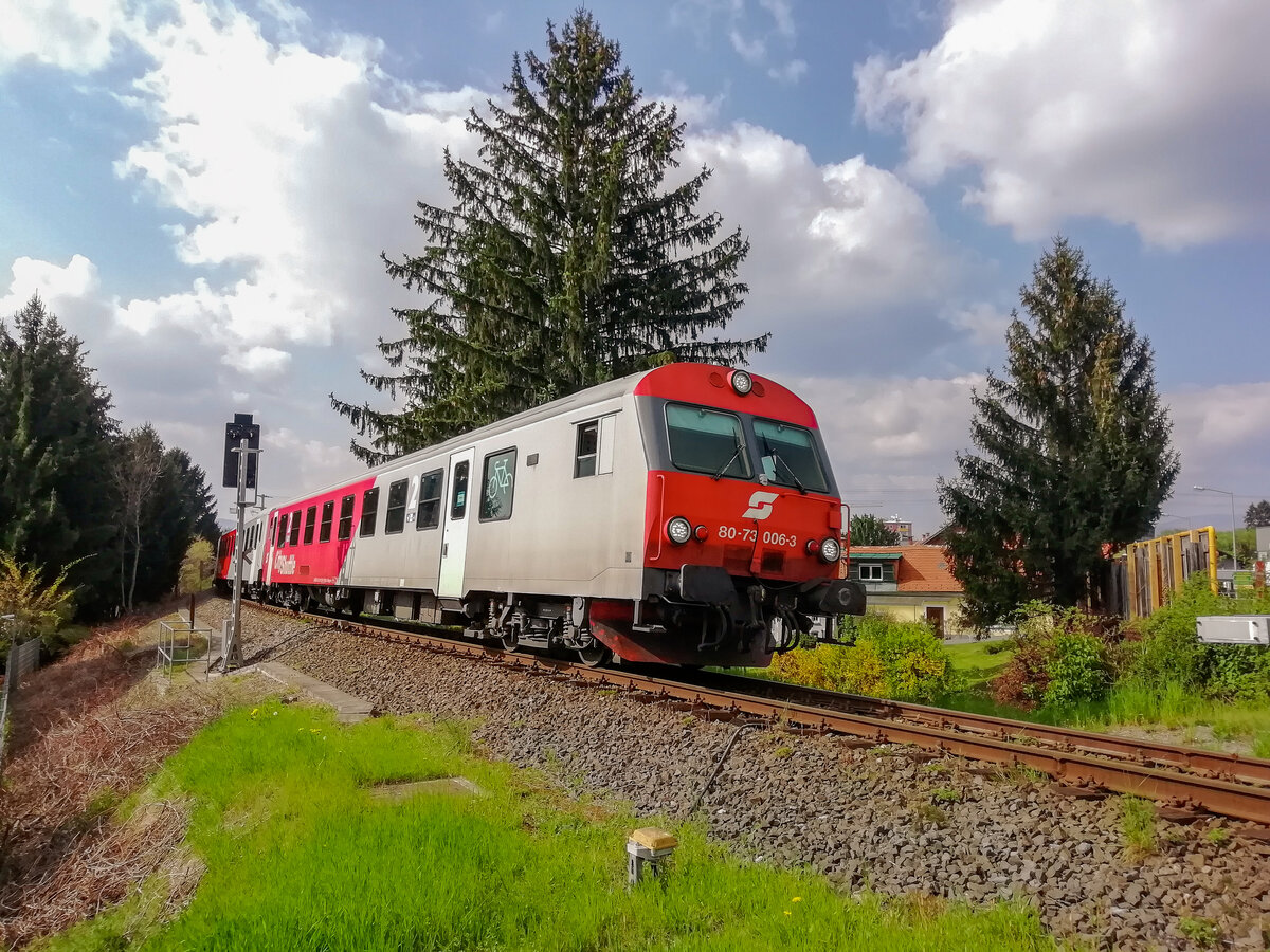 Graz. Der Steuerwagen 8073 006 fährt hier am 15.04.2019 als REX nach Fehring, aufgenommen kurz vor dem Bahnhof Graz Liebenau.
