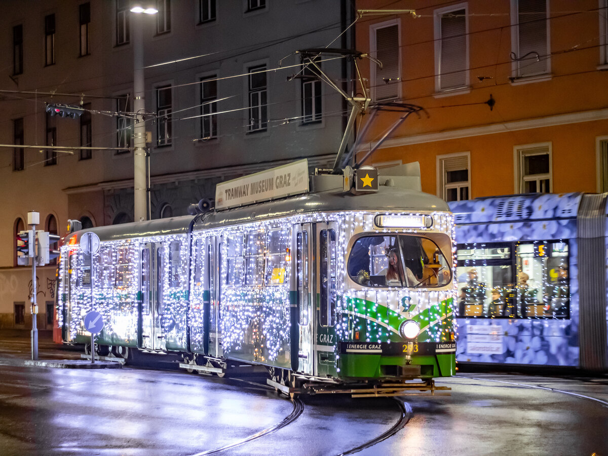 Graz. Der TW 293 des Tramway Museum, welcher als Adventbim in der Vorweihnachtszeit fungiert, ist hier am 24.11.2023 bei der Steyrergasse zu sehen.