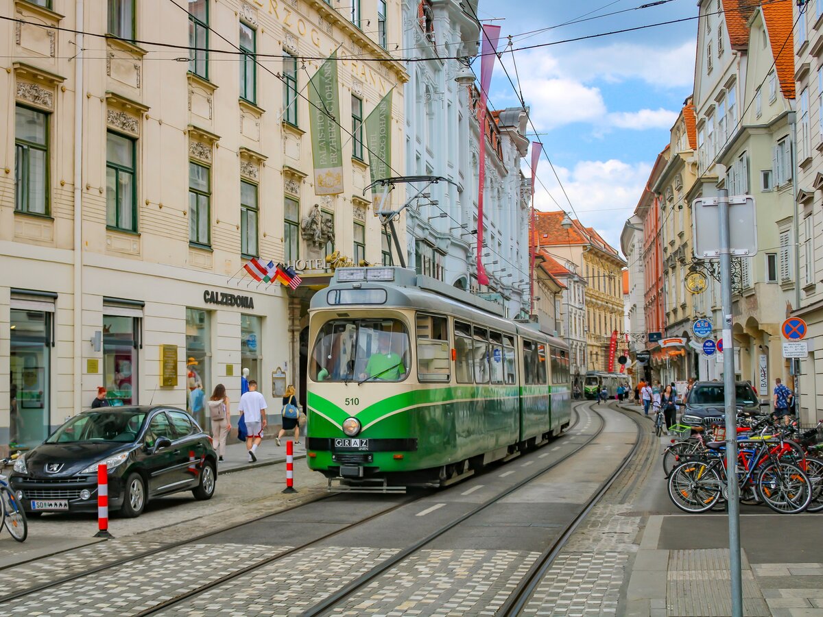 Graz. Der TW 510 der Graz Linien ist hier am 26.05.2023 als Linie 5 in der Sackstraße zu sehen.