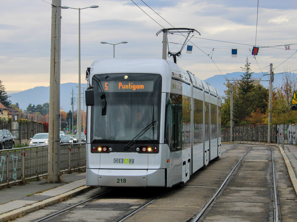 Graz. Der zweigleisige Ausbau der Grazer Linie 5 schreitet immer weiter voran. Grund genug, von dieser Strecke, welche in wenigen Jahren historisch sein wird, Fotos zu machen. Am 24.10.2020, verließ Variobahn 218 die Haltestelle Plachelhofstraße.