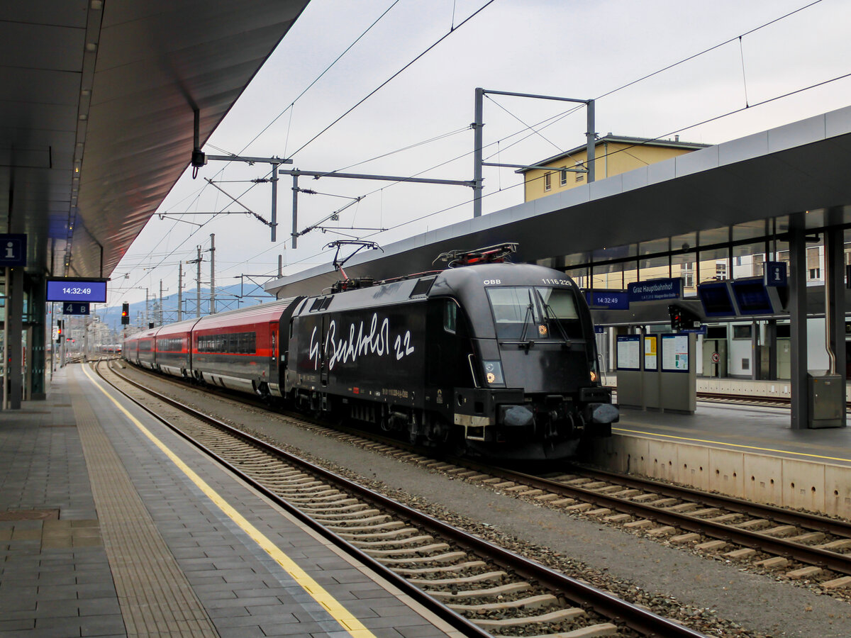 Graz. Die 1116 229 ist seit dem Jahr 2022 Trägerin des Kunstprojekts  Barthold 22 . Die Lokomotive konnte ich am 24.03.2023 bei der Einfahrt in den Grazer Hauptbahnhof mit einer railjet-Garnitur fotografieren.