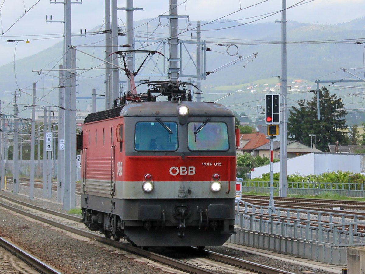 Graz. Die 1144 015 fuhr am 11.05.2020 als Lokzug durch Graz Don Bosco. 
