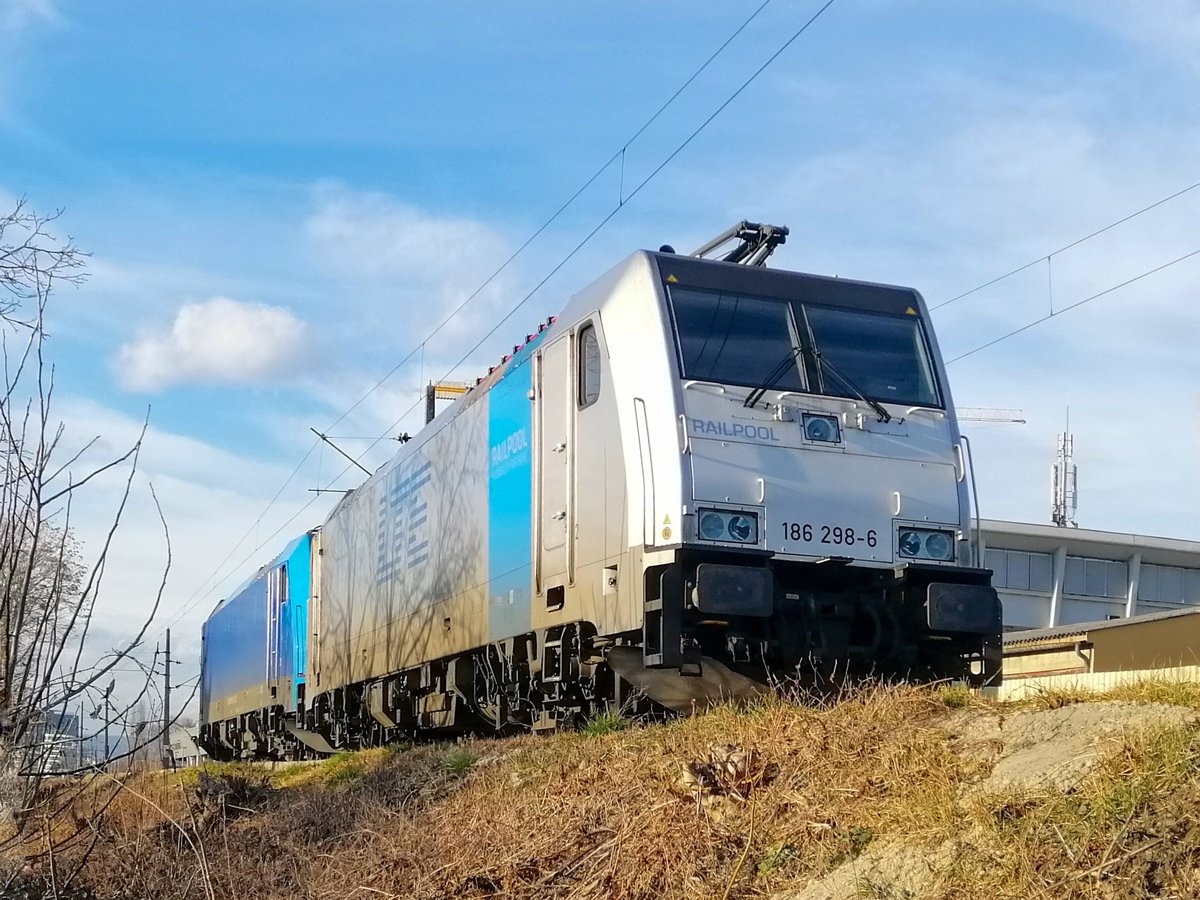 Graz. Die 186 289 von Railpool stand am 23. Februar gemeinsam mit
einer Schwesterlok in der Raiffeisenstraße. 