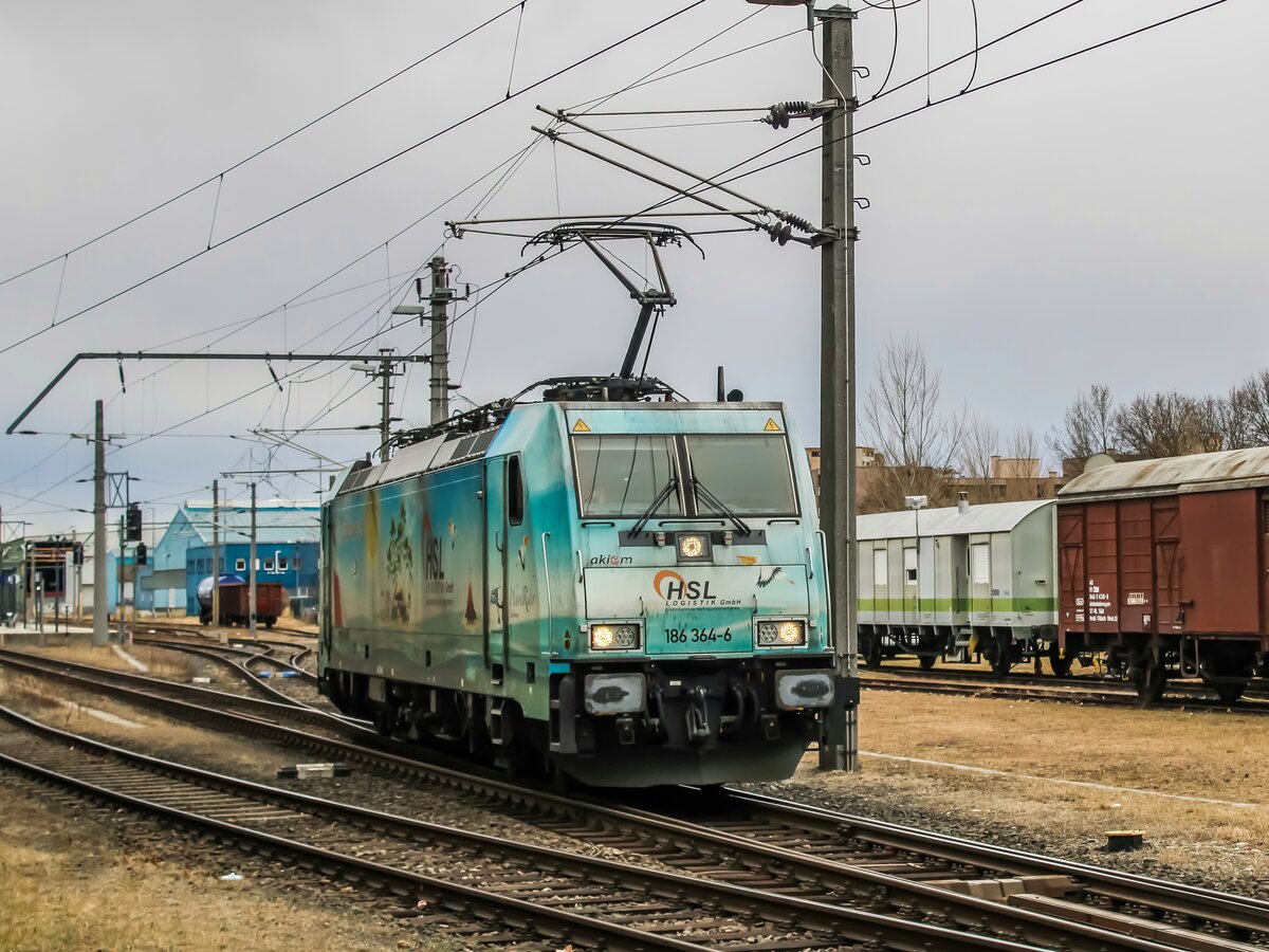 Graz. Die 186 364 von HSL ist hier als Lokzug beim Grazer Ostbahnhof zu sehen.