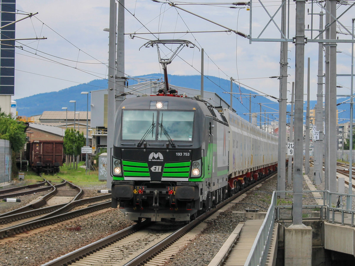 Graz. Die 193 753 von Magyar Magánvasút ZRt. (MMV)/European Locomotive Leasing (ELL) fuhr am 16.06.2020 mit einem Güterzug durch Graz Don Bosco.