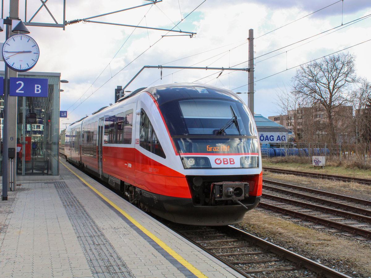 Graz. Die 5022 057 fährt am 22.03.2021 als S3 von Fehring nach Graz, hier beim Aufenthalt in Graz Ostbahnhof-Messe.