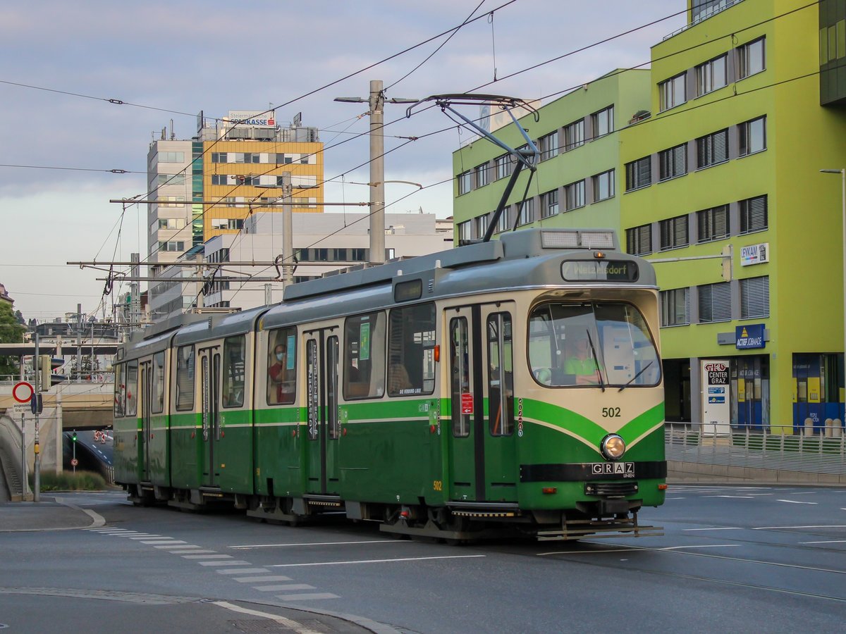 Graz. Die ältesten Straßenbahngarnituren bei den Graz Linien sind die in DÜWAG-Lizenz gebauten Fahrzeuge der Reihe 500 (501-510). Am 18.09.2020 war TW 502 als Linie 7 unterwegs, hier bei der Ausfahrt aus der Nahverkehrsdrehscheibe Hauptbahnhof.