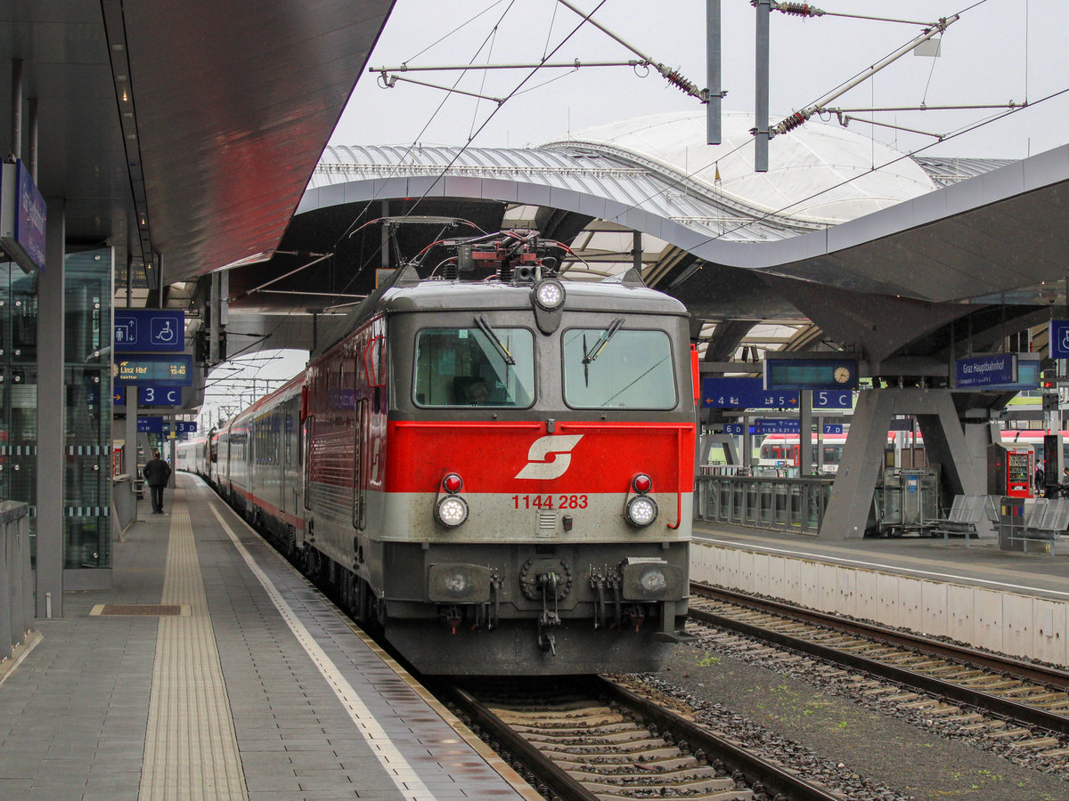 Graz. Die bepflatschte 1144 283 war am 19.05.2020 vor den IC 600 gespannt. Der Zug wartet hier in Graz HBF auf die Abfahrt.