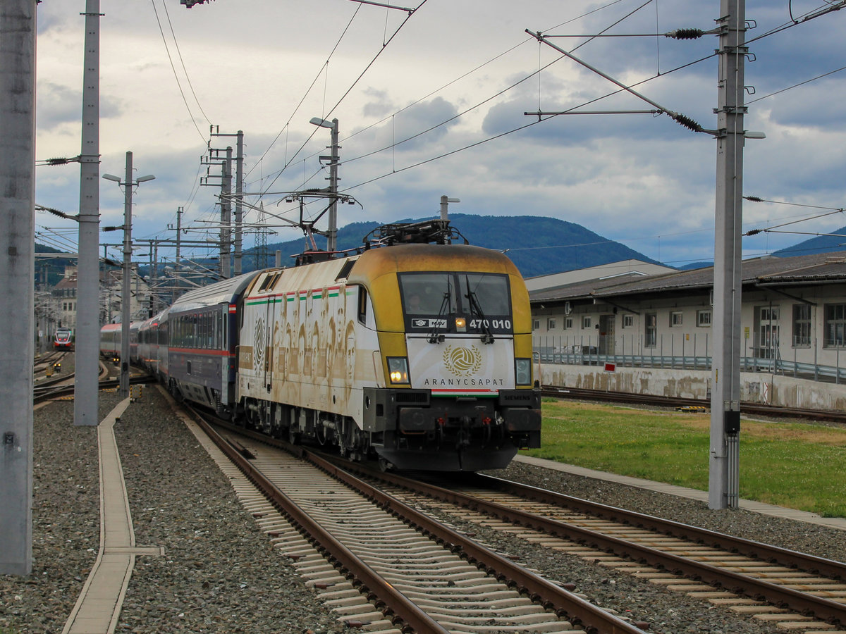 Graz. Die Coronakrise erschütterte zweifellos die ganze Welt. Neben strengen Hygienemaßnahmen wurden viele Grenzen in Europa geschlossen, unter anderem auch die Grenze Österreich-Slowenien, weshalb die 4 Eurocitys Wien-Graz-Ljubljana bis Graz gekürzt wurden. Zu Einsatz kamen allerdings keine Loks der ÖBB, sondern der MAV, am 20.06.2020 sogar die 470 010  Aranycsapat .