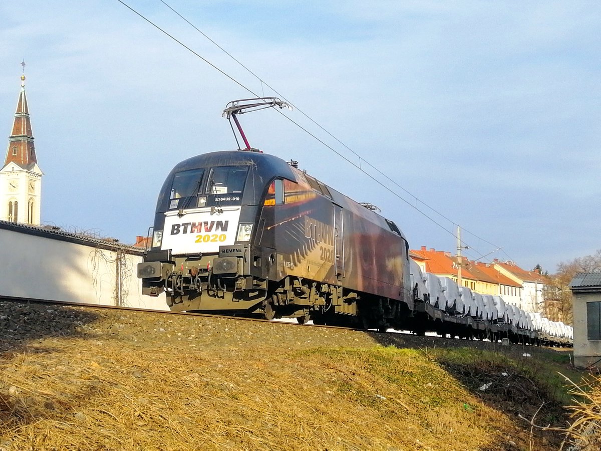 Graz. Die ES 64 U2-010 zog am 17.02.2020
den Mercedeszug von Graz Ostbahnhof-Messe nach
Bremerhaven Kaiserhafen, hier auf freier Strecke zwischen
Don Bosco und Ostbahnhof. 