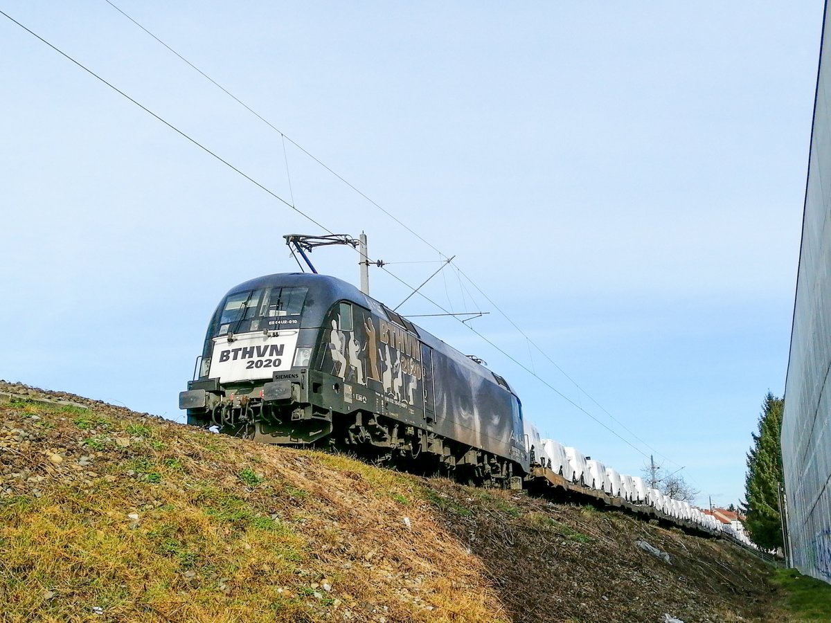 Graz. Die ES 64 U2 - 010 (182 510) zog am 05.03.2020, wie auch so
gut wie jeden Montag und Donnerstag den  Mercedeszug 
48996 von Graz Ostbahnhof-Messe nach Bremerhaven.
Die Lok konnte ich kurz nach dem Start beim Ostbahnhof
vor der Grazer Eisenbahnbrücke fotografieren.