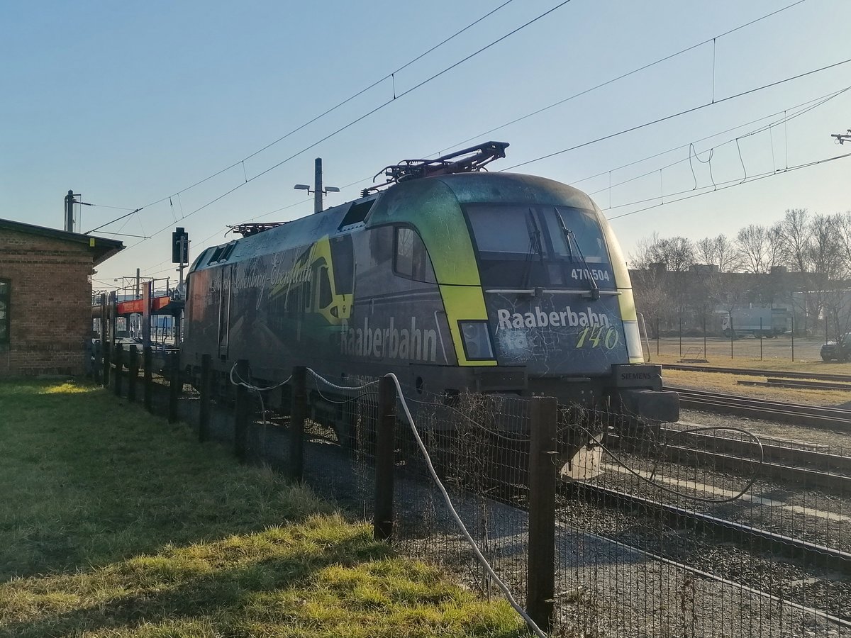 Graz. Die GySEV 470 504 wartete am 08.02.2020
vorgespannt am Mercedeszug, dass sie am nächsten
Morgen ihre Fahrt nach Bremerhaven Kaiserhafen antreten
kann.
