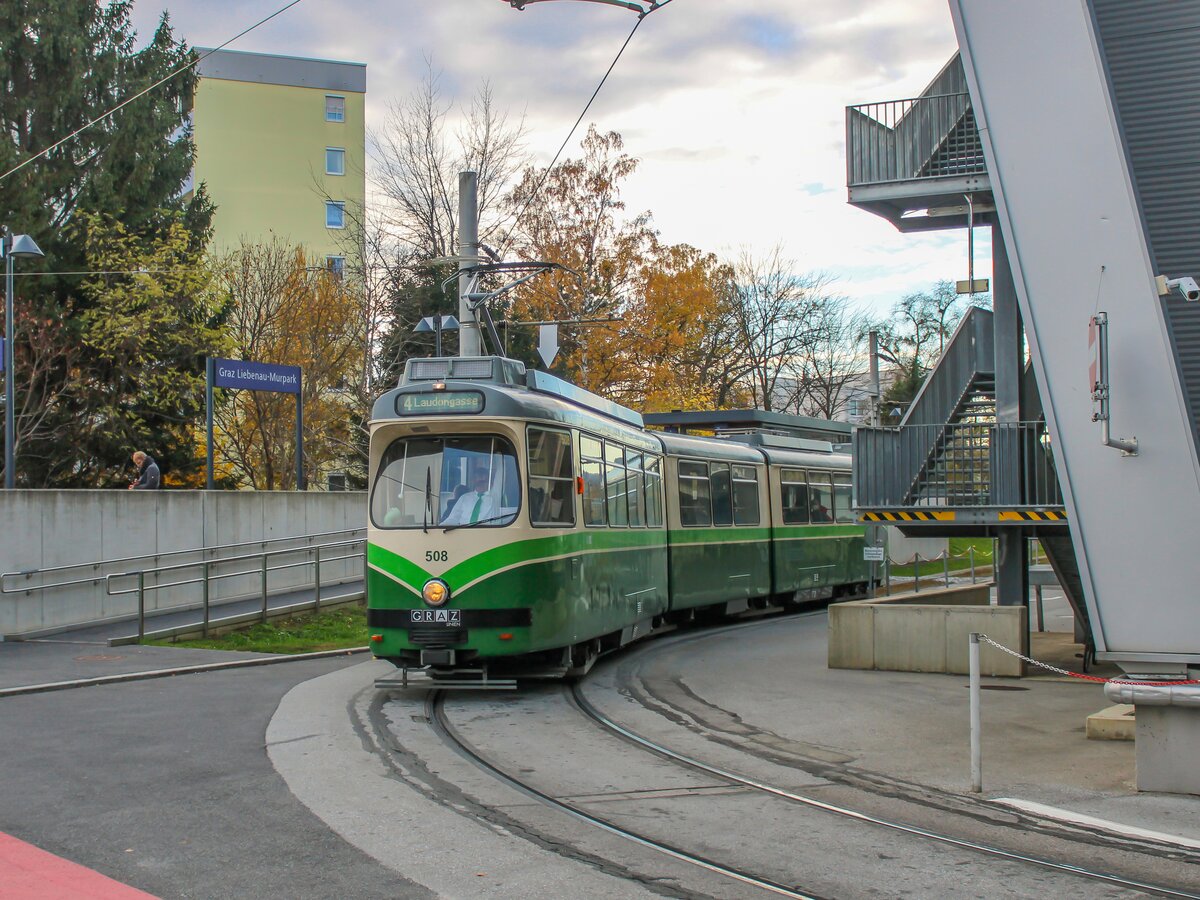 Graz. Die insgesamt zehn Straßenbahnbahnwagen der Reihe 500 (501 – 510) sind die ältesten Straßenbahnwagen, die es aktuell gibt, sowie die einzigen Hochflurfahrzeuge im Fuhrpark der Graz Linien. Am 03.11.2021 konnte ich den TW 508 beim Bahnhof Liebenau fotografieren.