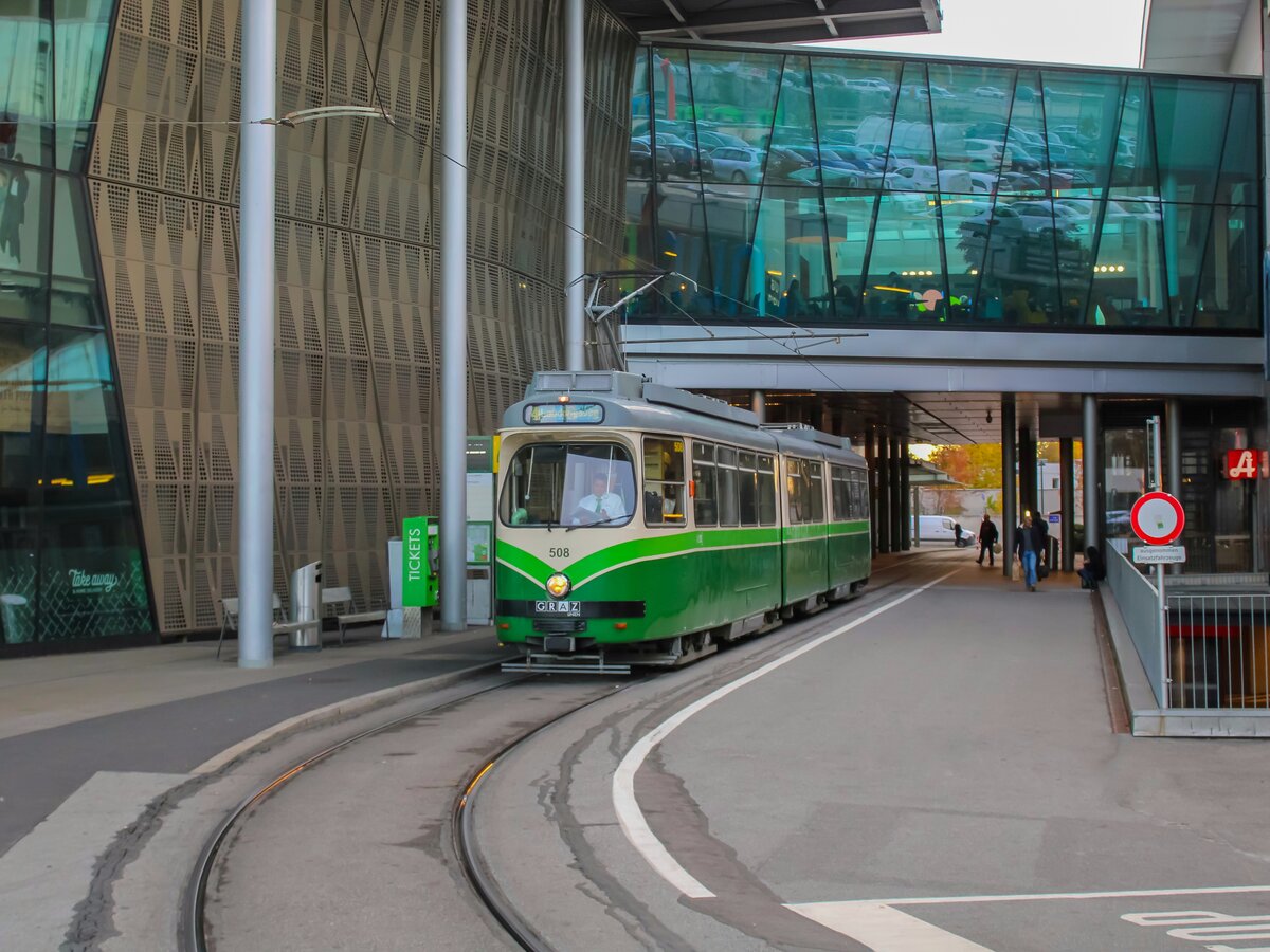 Graz. Die insgesamt zehn Straßenbahnbahnwagen der Reihe 500 (501 – 510) sind die ältesten Straßenbahnwagen, die es aktuell gibt, sowie die einzigen Hochflurfahrzeuge im Fuhrpark der Graz Linien. Am 03.11.2021 konnte ich den TW 508 vor dem Murpark fotografieren.