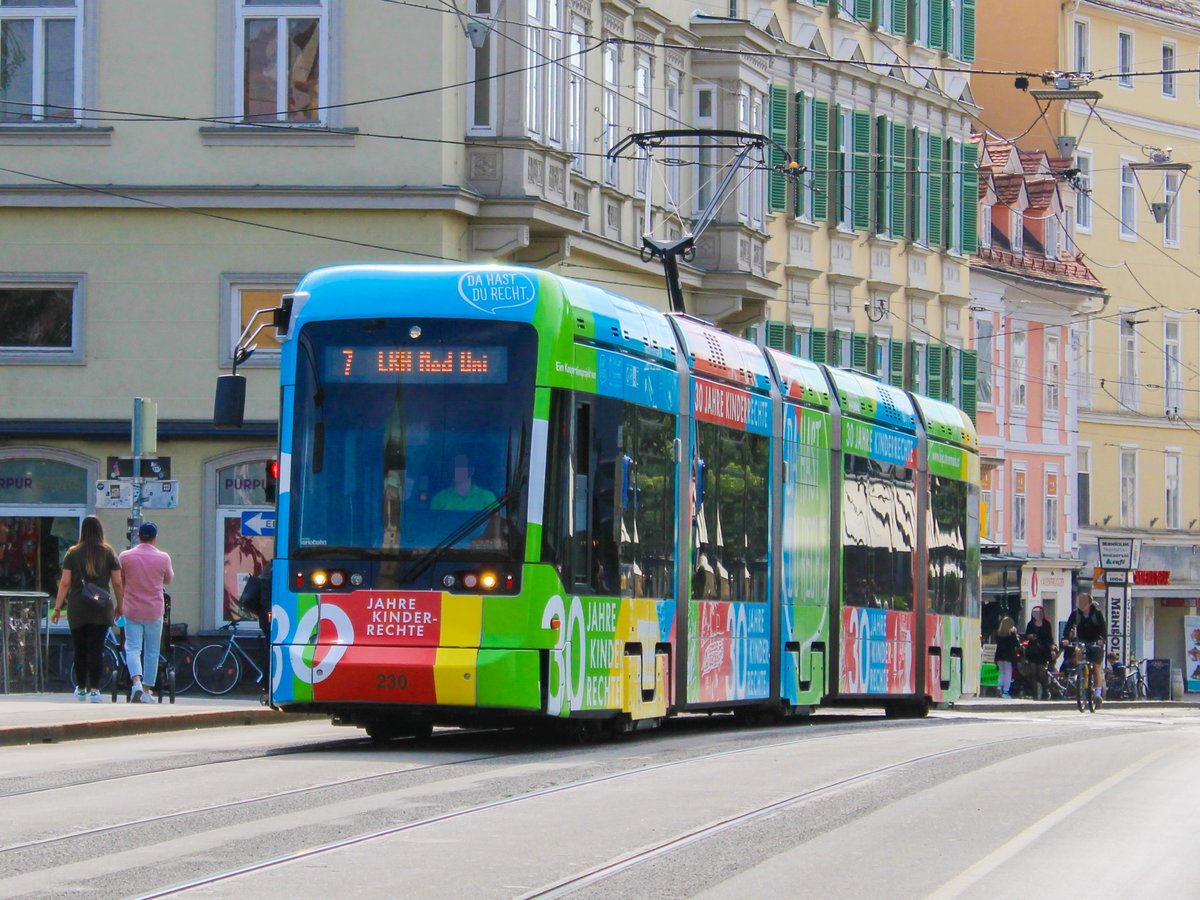 Graz. Die kunterbunte Variobahn 230 war am 23.05.2020 auf der Linie 7 unterwegs, hier auf der Hauptbrücke. 