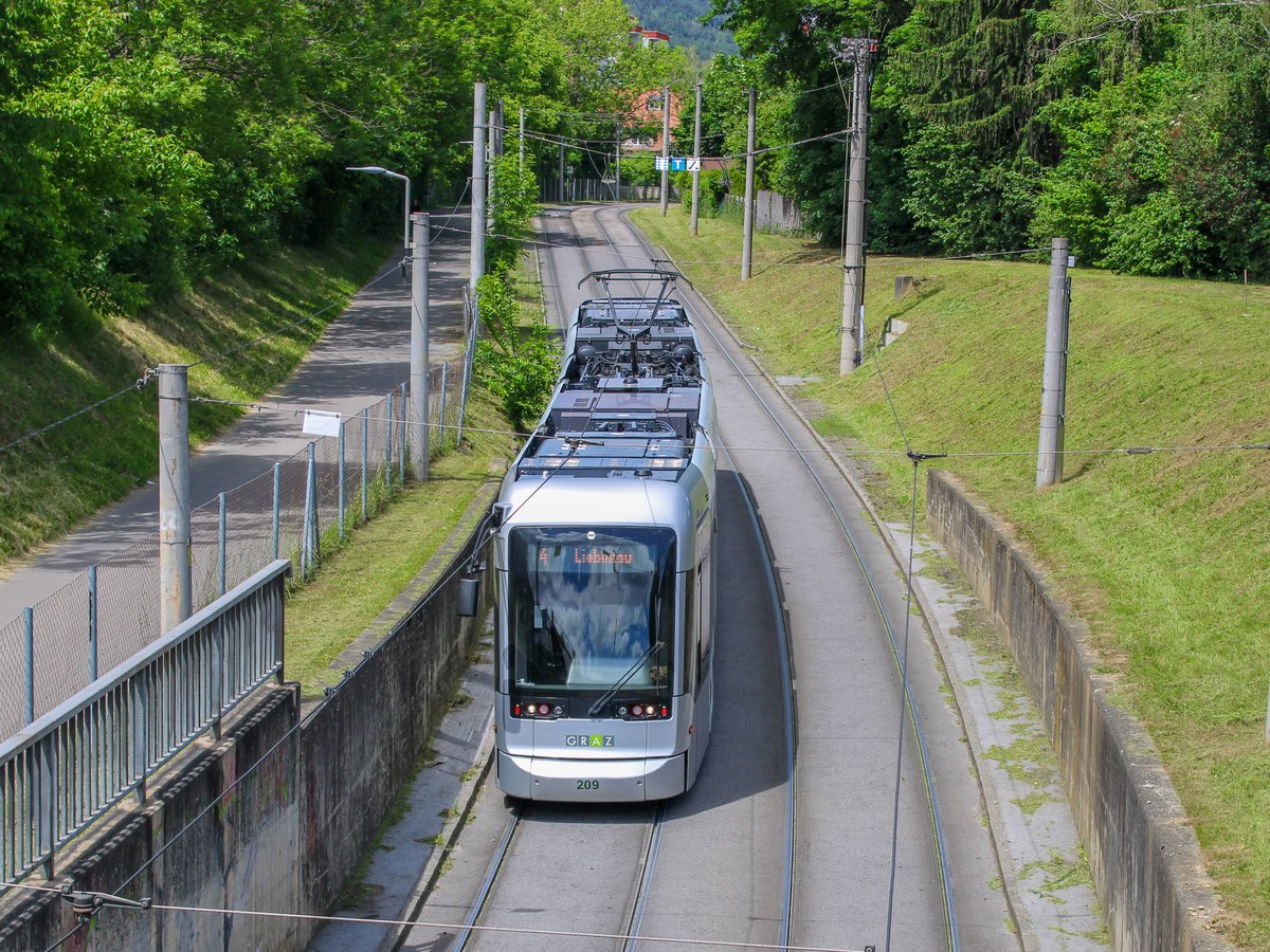 Graz. Die letzten Tage des 4ers in Andritz sind gezählt. Schon diese Woche wird der letzte 4er-Plankurs die Schleife Andritz befahren. Am 25.05.2020 konnte ich Variobahn 209 kurz vor der Haltestelle Grazer Straße ablichten. 