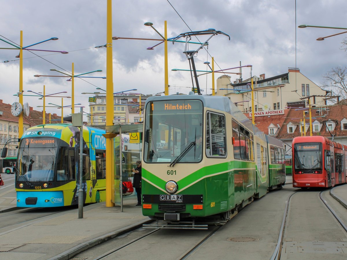 Graz. Die Linie 1 wird von Frühling bis Herbst 2021 zwischen St. Johann und Kroisbach zweigleisig ausgebaut. Aus diesem Grund wird die Linie 1 bis 10. September 2021 bis zum Hilmteich kurzgeführt. Am 06.04.2021 war TW 601 auf dieser Linie unterwegs, hier kurz vor der Abfahrt am Jakominiplatz.