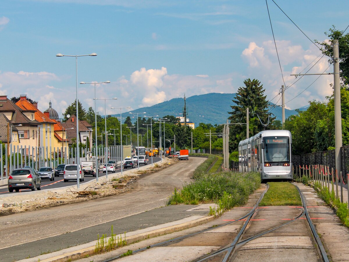 Graz. Die Linie 5 verkehrt auf dem Ast nach Puntigam auf einem eingleisigen Abschnitt, dieser wird von 08.07.2023 bis November 2024 zweigleisig ausgebaut. Am 07.07.2023 boten sich die letzten Möglichkeiten, den eingleisigen Abschnitt fotografisch festzuhalten, hier ist Variobahn 208 kurz bei Maut Puntigam zu sehen.