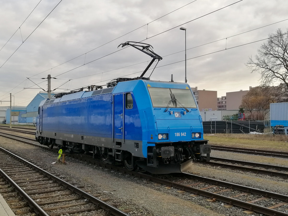 Graz. Die LTE 186 942 stand am 09.03.2020 am Grazer
Ostbahnhof, um auf die S3 zu warten, bevor er weiter nach
Norden fahren kann. 