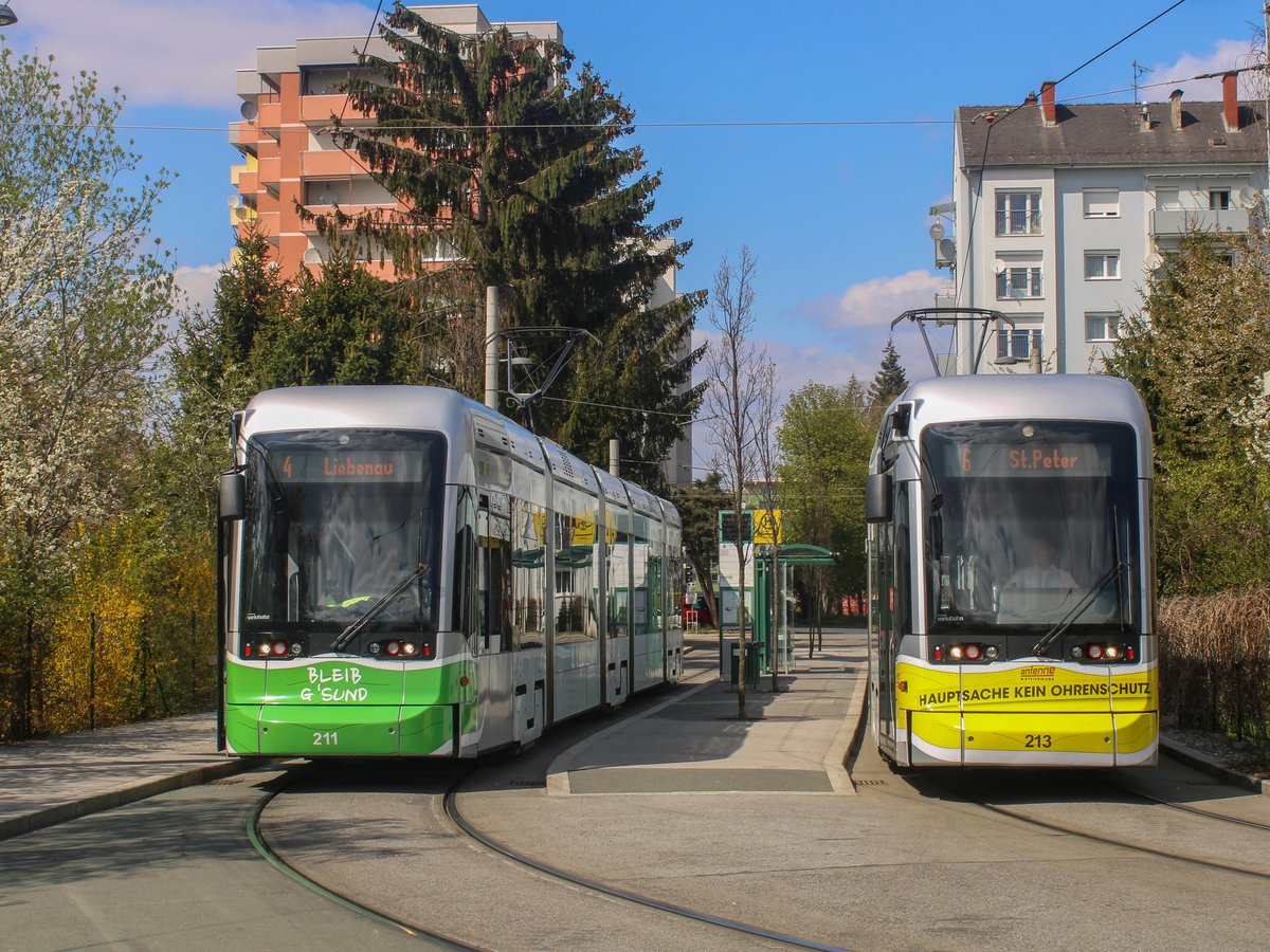 Graz. Die Maskenbahnen Variobahn 214 und 213 trafen sich am 16.04.2021 in der Schleife Laudongasse.