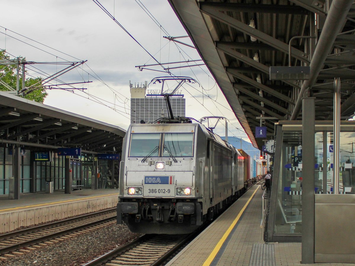 Graz. Die Metrans 386 012 fuhr am 04.06.2020 mit einem Containerzug durch Graz Don Bosco. 