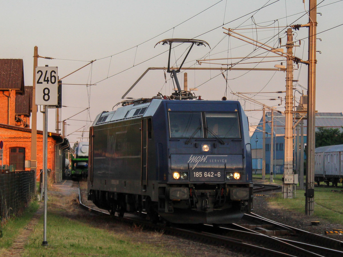 Graz. Die MGW 185 642 setzt sich hier am Abend des 30.06.2020 vor den  Jaguarzug .