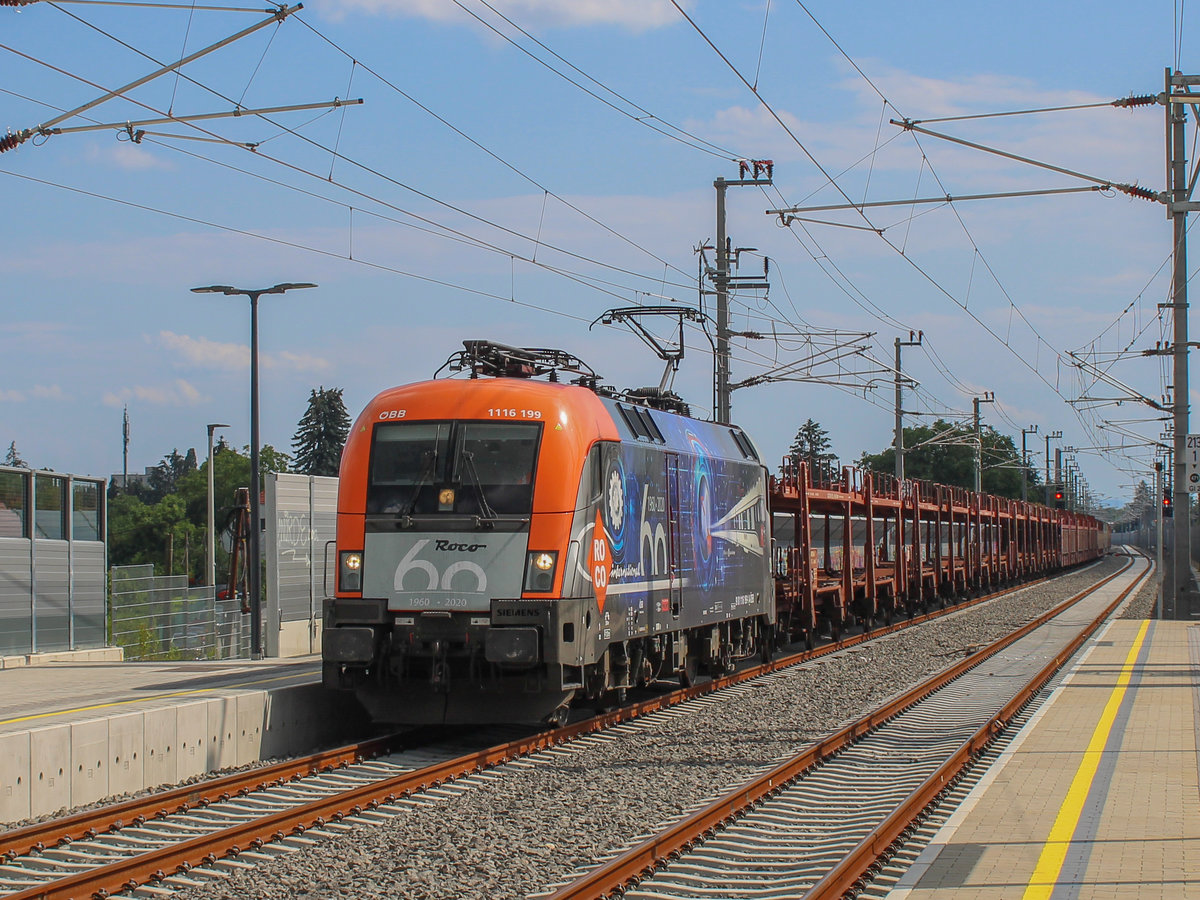 Graz. Die mMn schönste und neuste Werbelok im aktuellen Fuhrpark der ÖBB ist die 1115 199. Am 23.07.2020 konnte das erste Mal die Werbung für 60 Jahre Roco in Graz besichtigt werden. Die Lok zog einen Güterzug von Koper nach Hohenau.