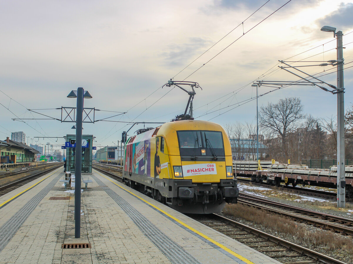 Graz. Die NaSicher-Lok 1116 168 zog am 23.12.2021 einen Kesselzug zum Grazer Ostbahnhof. Hier ist der Zug bei der Rückfahrt nach Graz Hauptbahnhof zu sehen.