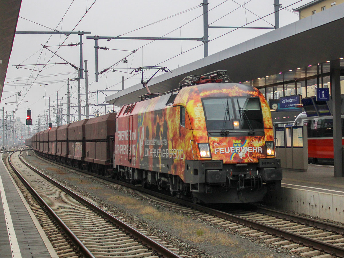 Graz. Die ÖBB 1016 048  Niederösterreichischer Feuerwehrverband  zog am 09.11.2020 einen Kohlezug nach Spielfeld Strass, hier bei der Durchfahrt in Graz Hauptbahnhof.