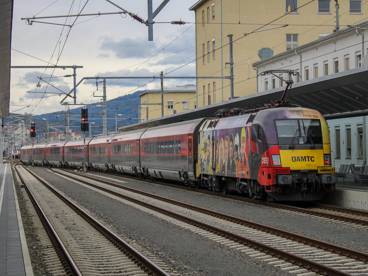 Graz. Die ÖBB 1116 153 hängt hier am 12.10.2020 am Zugschluss eines railjets nach Wien.