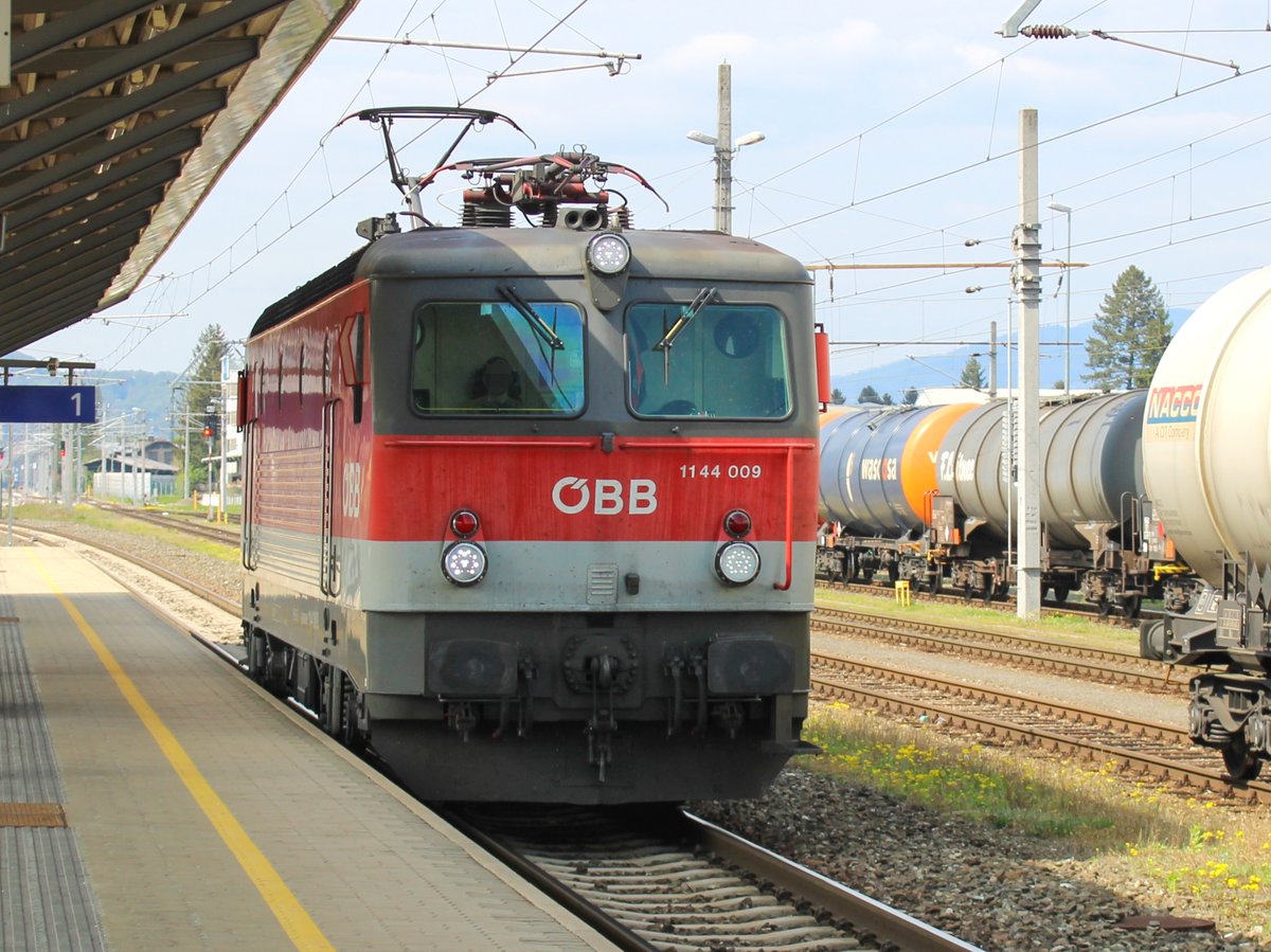 Graz. Die ÖBB 1144 009 durchfuhr am 20.04.2020 den Bahnhof Puntigam als Lokzug. 