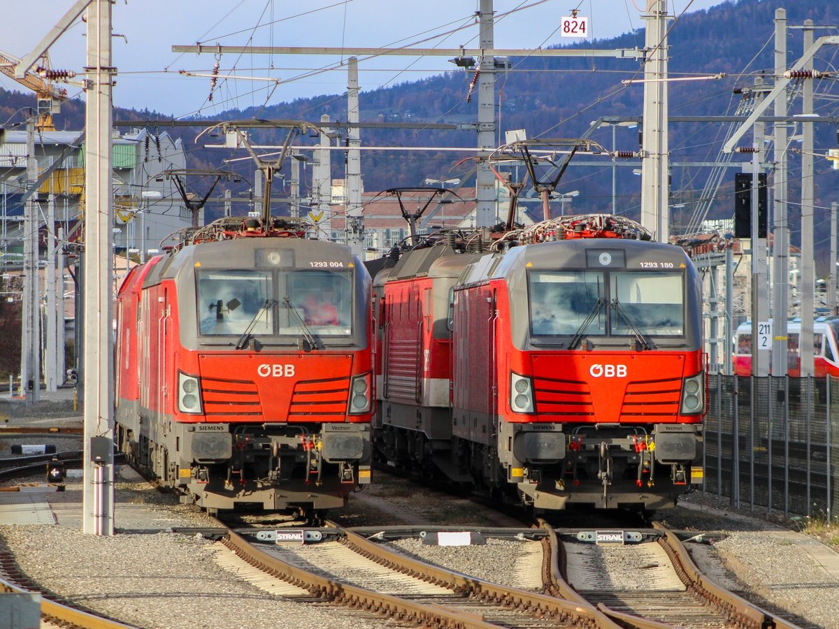 Graz. Die ÖBB 1293 004 und 1293 180 standen am 20.11.2020 in der Abstellung Graz Hauptbahnhof.